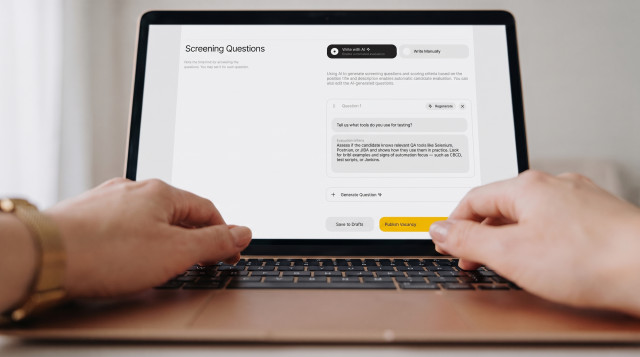 VideoApply screening questions screen with an AI-generated interview question and evaluation criteria for a QA role